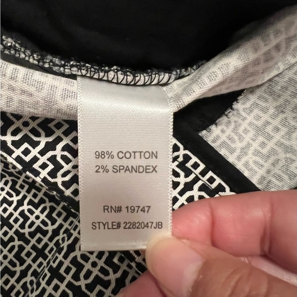 Counterparts Capris Monochrome Geometric Pants - Picture 8 of 11